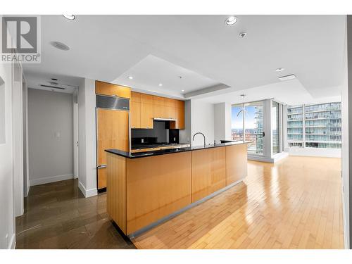 32Xx 1077 W Cordova, Vancouver, BC - Indoor Photo Showing Kitchen