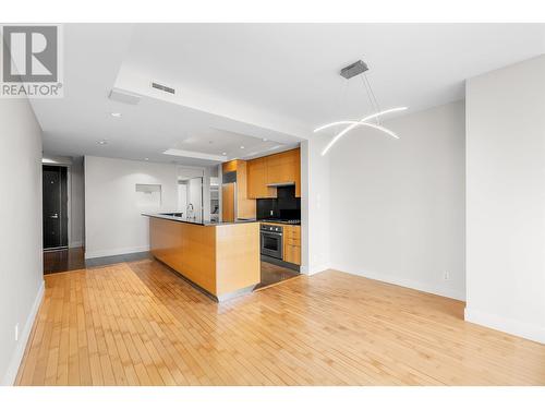 32Xx 1077 W Cordova, Vancouver, BC - Indoor Photo Showing Kitchen