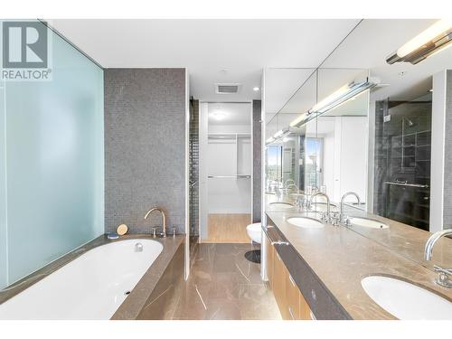 32Xx 1077 W Cordova, Vancouver, BC - Indoor Photo Showing Bathroom