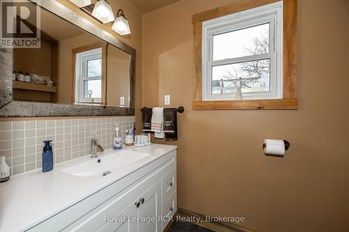 206 Crawford Road, Chatsworth, ON - Indoor Photo Showing Bathroom