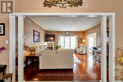 134 Southcrest Drive, Kawartha Lakes, ON - Indoor Photo Showing Living Room