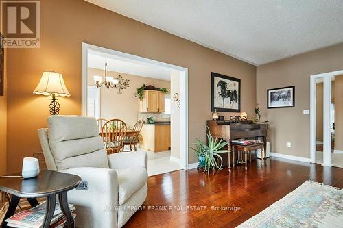 134 Southcrest Drive, Kawartha Lakes, ON - Indoor Photo Showing Living Room