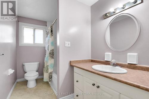 18 Jena Crescent, London, ON - Indoor Photo Showing Bathroom