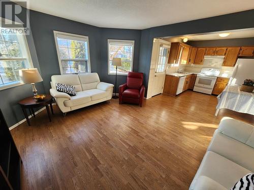 102 106 Mcdermid Drive, Prince George, BC - Indoor Photo Showing Living Room