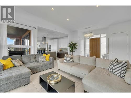 3514 Mckinley Beach Drive, Kelowna, BC - Indoor Photo Showing Living Room