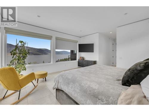 3514 Mckinley Beach Drive, Kelowna, BC - Indoor Photo Showing Bedroom