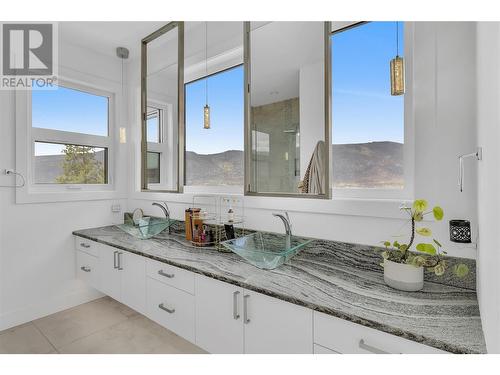 Primary Ensuite - 3514 Mckinley Beach Drive, Kelowna, BC - Indoor