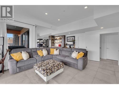 3514 Mckinley Beach Drive, Kelowna, BC - Indoor Photo Showing Living Room