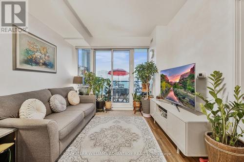 712B - 9600 Yonge Street, Richmond Hill, ON - Indoor Photo Showing Living Room