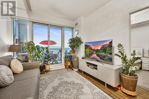 712B - 9600 Yonge Street, Richmond Hill, ON - Indoor Photo Showing Living Room