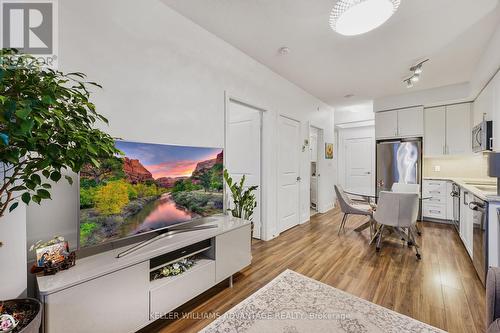 712B - 9600 Yonge Street, Richmond Hill, ON - Indoor Photo Showing Kitchen