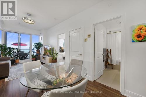 712B - 9600 Yonge Street, Richmond Hill, ON - Indoor Photo Showing Living Room