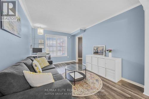 28 Leggott Avenue, Barrie, ON - Indoor Photo Showing Living Room