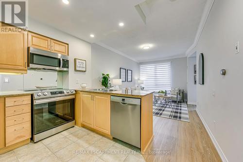 101 - 40 Old Mill Road, Oakville, ON - Indoor Photo Showing Kitchen With Double Sink