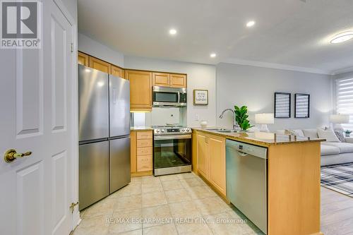 101 - 40 Old Mill Road, Oakville, ON - Indoor Photo Showing Kitchen With Double Sink