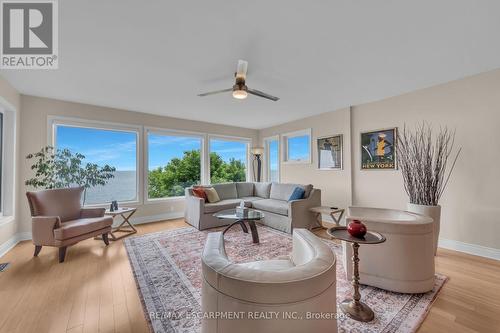 68 Lakeside Drive, Haldimand, ON - Indoor Photo Showing Living Room