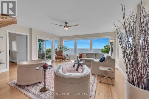 68 Lakeside Drive, Haldimand, ON - Indoor Photo Showing Living Room