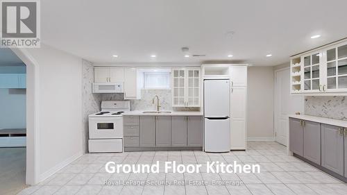 19 Radford Drive, Brampton, ON - Indoor Photo Showing Kitchen