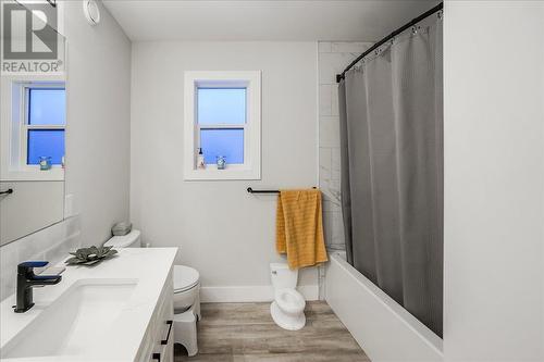 929 Waterloo Crescent, Castlegar, BC - Indoor Photo Showing Bathroom