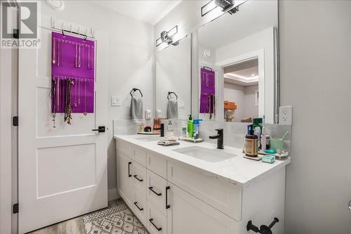 929 Waterloo Crescent, Castlegar, BC - Indoor Photo Showing Bathroom