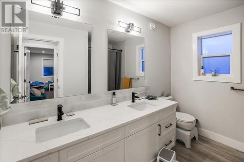 929 Waterloo Crescent, Castlegar, BC - Indoor Photo Showing Bathroom