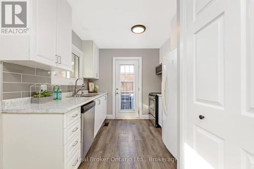 14 Lonsdale Drive, Guelph (June Avenue), ON - Indoor Photo Showing Kitchen With Upgraded Kitchen