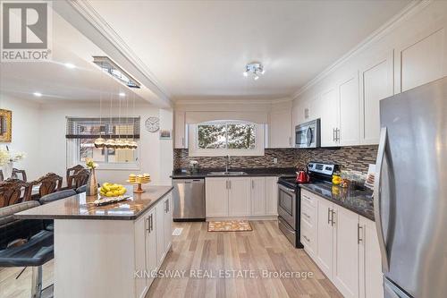 109 - 109 Ashton Crescent, Brampton, ON - Indoor Photo Showing Kitchen With Upgraded Kitchen