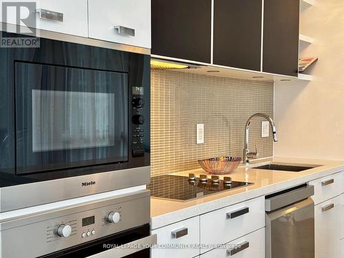 1307 - 32 Davenport Road, Toronto, ON - Indoor Photo Showing Kitchen With Upgraded Kitchen