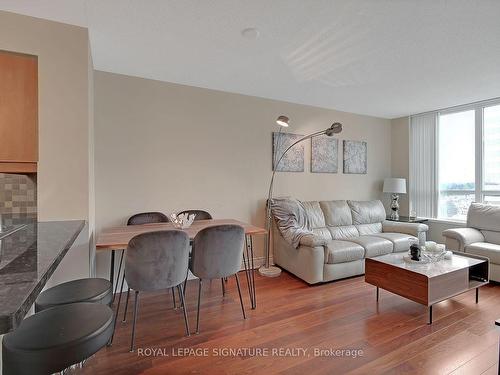 722-25 Greenview Ave, Toronto, ON - Indoor Photo Showing Living Room