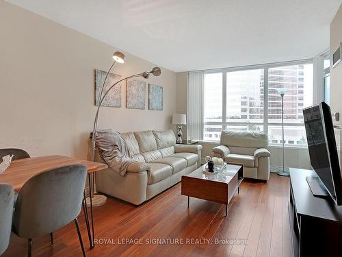 722-25 Greenview Ave, Toronto, ON - Indoor Photo Showing Living Room