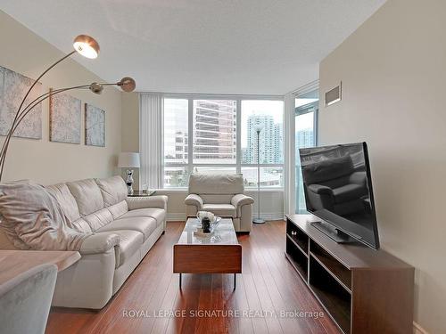 722-25 Greenview Ave, Toronto, ON - Indoor Photo Showing Living Room