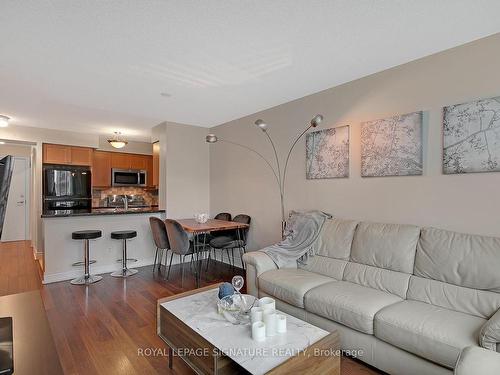 722-25 Greenview Ave, Toronto, ON - Indoor Photo Showing Living Room