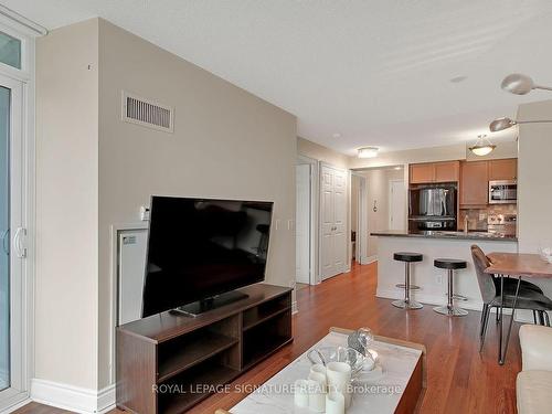 722-25 Greenview Ave, Toronto, ON - Indoor Photo Showing Living Room