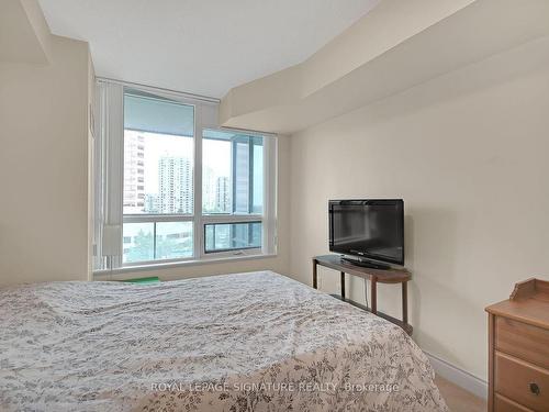 722-25 Greenview Ave, Toronto, ON - Indoor Photo Showing Bedroom