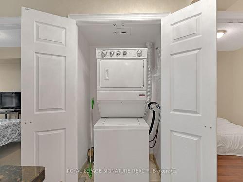 722-25 Greenview Ave, Toronto, ON - Indoor Photo Showing Laundry Room