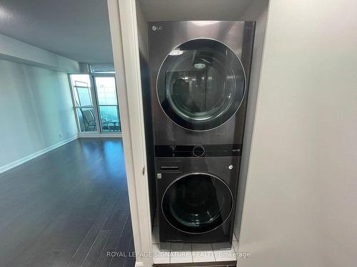 1801-600 Fleet St, Toronto, ON - Indoor Photo Showing Laundry Room