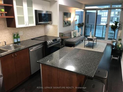 1801-600 Fleet St, Toronto, ON - Indoor Photo Showing Kitchen With Upgraded Kitchen