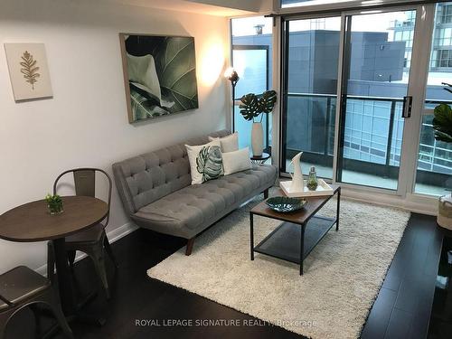 1801-600 Fleet St, Toronto, ON - Indoor Photo Showing Living Room