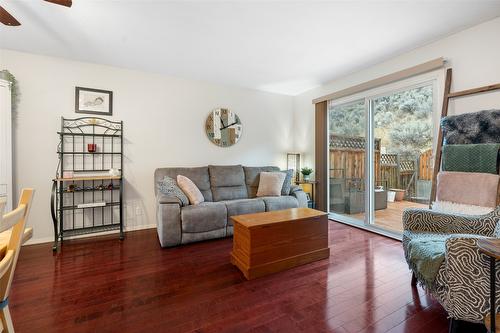 118-3030 South Main Street, Penticton, BC - Indoor Photo Showing Living Room