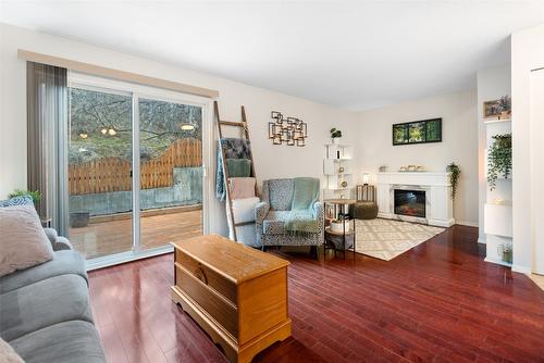 118-3030 South Main Street, Penticton, BC - Indoor Photo Showing Living Room With Fireplace