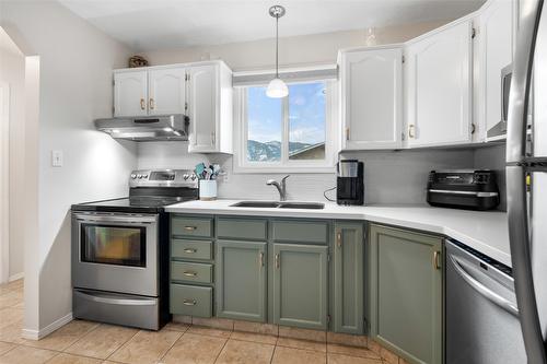 118-3030 South Main Street, Penticton, BC - Indoor Photo Showing Kitchen With Double Sink