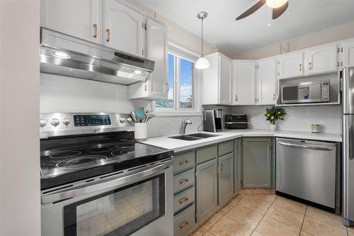 118-3030 South Main Street, Penticton, BC - Indoor Photo Showing Kitchen With Double Sink