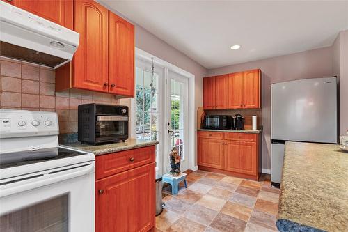 7603 Baker Hogg Road, Vernon, BC - Indoor Photo Showing Kitchen