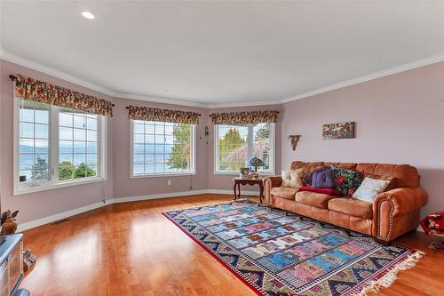 7603 Baker Hogg Road, Vernon, BC - Indoor Photo Showing Living Room