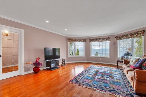 7603 Baker Hogg Road, Vernon, BC - Indoor Photo Showing Living Room