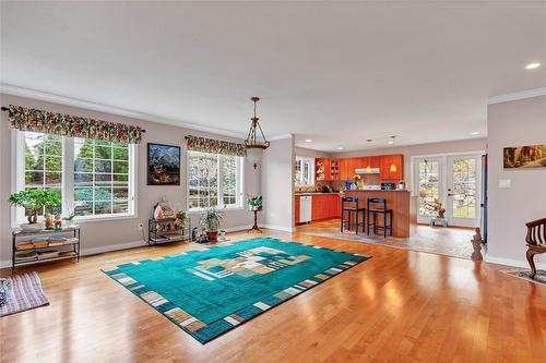 7603 Baker Hogg Road, Vernon, BC - Indoor Photo Showing Living Room