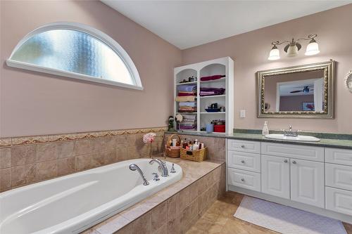 7603 Baker Hogg Road, Vernon, BC - Indoor Photo Showing Bathroom