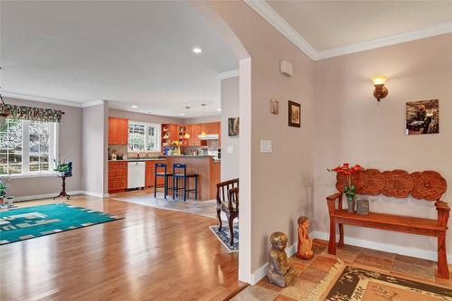 7603 Baker Hogg Road, Vernon, BC - Indoor Photo Showing Living Room