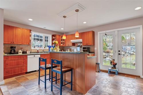 7603 Baker Hogg Road, Vernon, BC - Indoor Photo Showing Kitchen