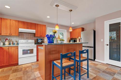 7603 Baker Hogg Road, Vernon, BC - Indoor Photo Showing Kitchen